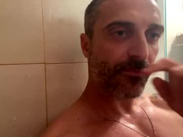 22colin22 se dezbraca la web pe Chaturbate