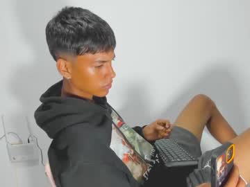 Fantezii cu alexis_holy pe Chaturbate