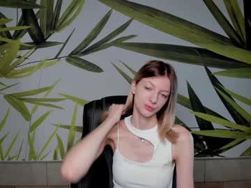 alice_in_rainbow se dezbraca la web pe Chaturbate