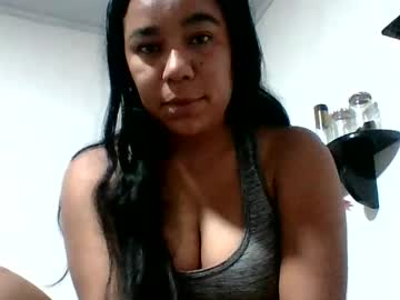 aly826805 se dezbraca la web pe Chaturbate