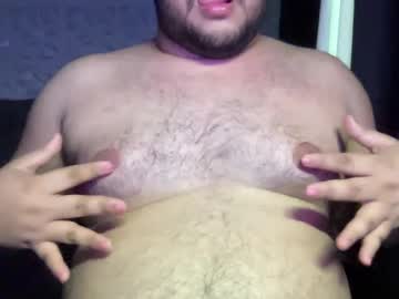 chubxxxbear se dezbraca la web pe Chaturbate