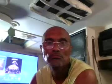 daddy2u370639 se dezbraca la web pe Chaturbate