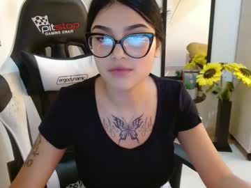 Foto porno darly_scartt se dezbraca la web pe Chaturbate pe KUR.ro