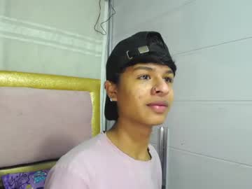 dylan_smit12 se dezbraca la web pe Chaturbate