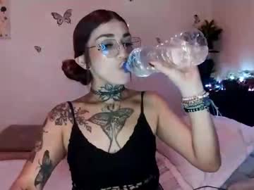 emilywhitee_ se dezbraca la web pe Chaturbate