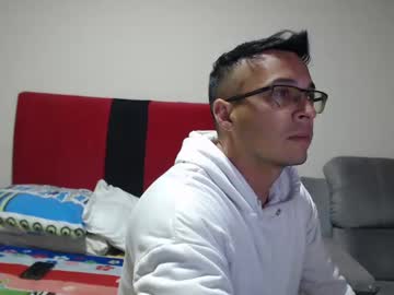 fullguar89 se dezbraca la web pe Chaturbate