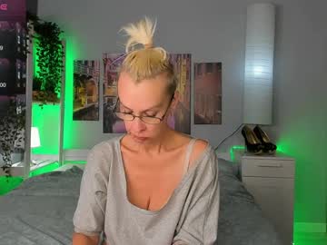 helgahimmele se dezbraca la web pe Chaturbate