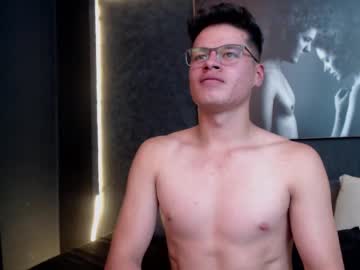 Foto porno kingbezs se dezbraca la web pe Chaturbate pe KUR.ro