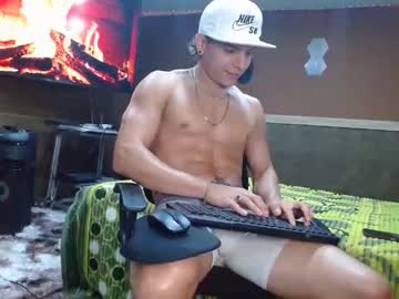 Fantezii cu maxximo_1 pe Chaturbate