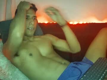 Fantezii cu michaelhotbbc pe Chaturbate