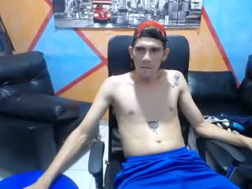 michaell_jack se dezbraca la web pe Chaturbate