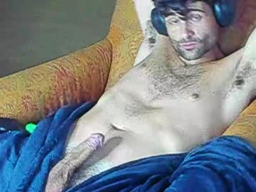 mikeyb704 se dezbraca la web pe Chaturbate