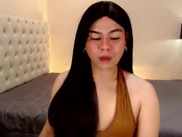 mikha_sensual se dezbraca la web pe Chaturbate