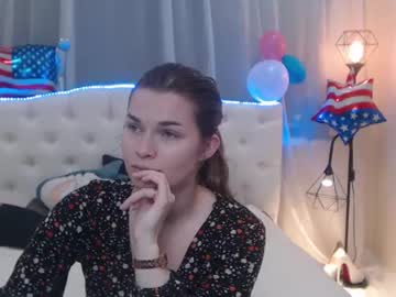 milabony se dezbraca la web pe Chaturbate