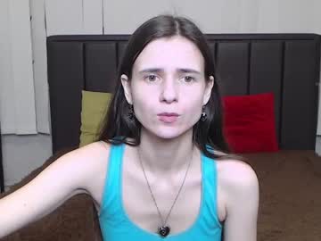 natasharon se dezbraca la web pe Chaturbate