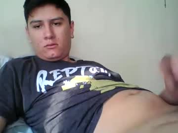 papi_daddy1 se dezbraca la web pe Chaturbate