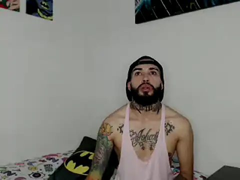 Foto porno transgenderboy face orice la camera pentru bani pe KUR.ro