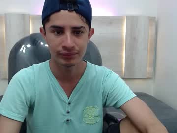 wickedboy_twink se dezbraca la web pe Chaturbate